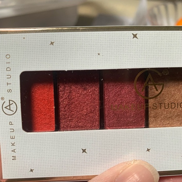 Vibrant Red and Pink Eyeshadow Palette for Bold Looks - Picture 3 of 4